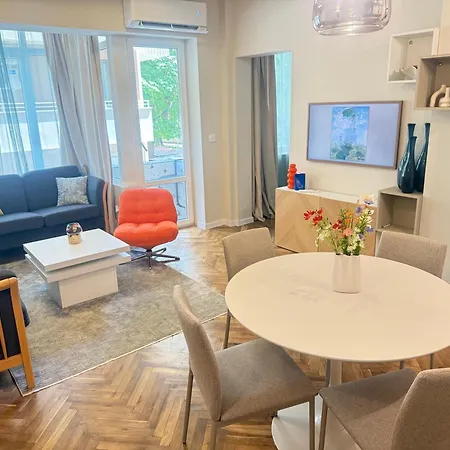 Shanti Urban Oasis Center Apartment Warna
