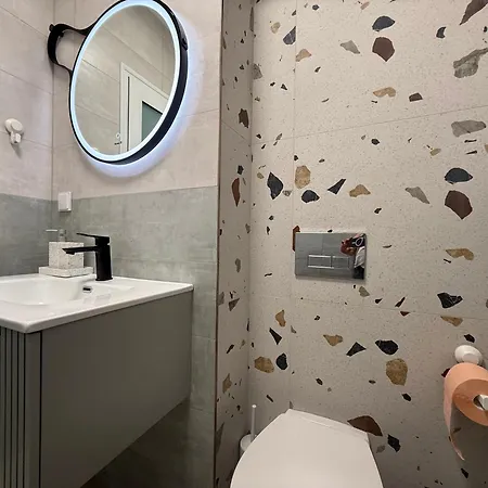 Shanti Urban Oasis Center Apartment Warna