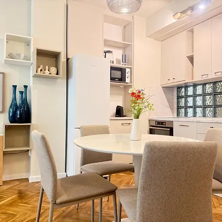 Shanti Urban Oasis Center Apartment Warna